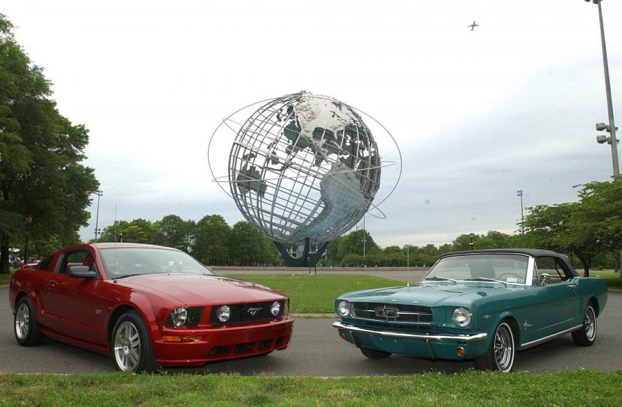 Ford Mustang GT 2005 года  (фото 4 из 209)